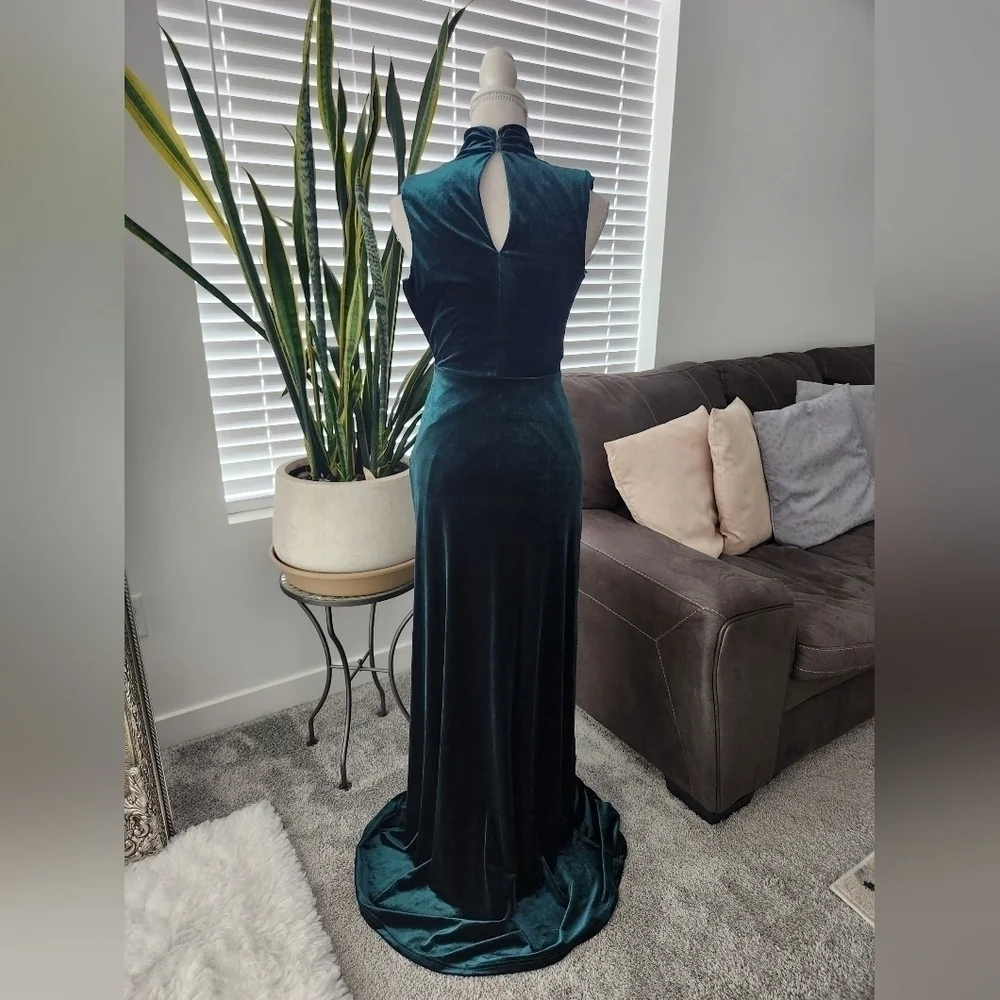 Revelry Beck Velvet Dress. Emerald. Size 0. Regular Maxi: 46 in waist to hem. Ne